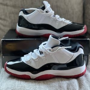 Classic Jordan 11s ((Red Bottoms))SUPER CLEAN!!! 🔥🔥🔥 size 10 mens!